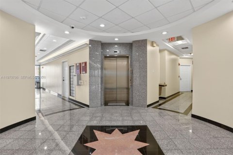 Commercial property in South Miami, Florida № 2031452 - photo 13