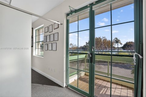 Commercial property in South Miami, Florida № 2031452 - photo 8