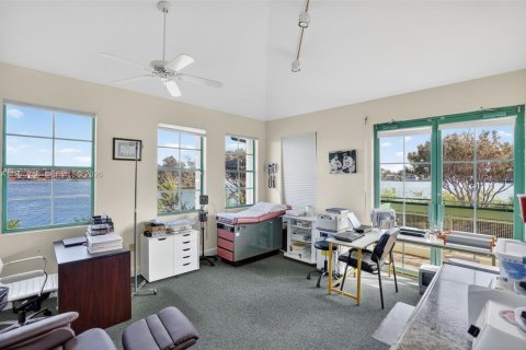 Commercial property in South Miami, Florida № 2031452