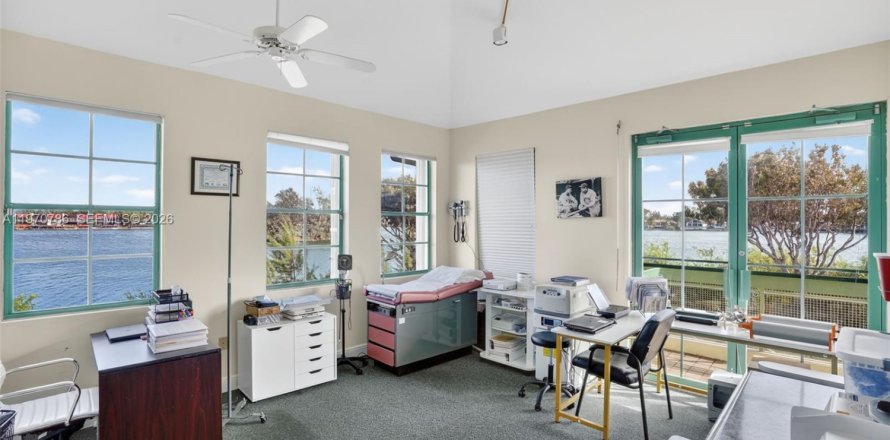 Commercial property in South Miami, Florida № 2031452