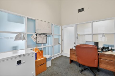 Commercial property in South Miami, Florida № 2031452 - photo 4