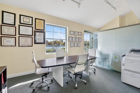 Commercial property in South Miami, Florida № 2031452 - photo 5