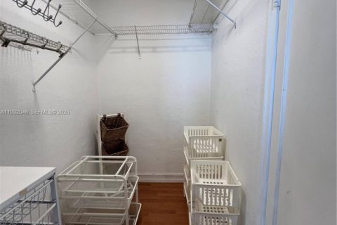 Снять в аренду квартиру в Майами-Бич, Флорида 36.23м2, № 1990575 - фото 9