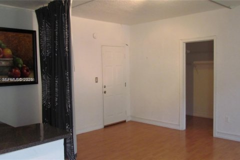 Снять в аренду квартиру в Майами-Бич, Флорида 36.23м2, № 1990575 - фото 5