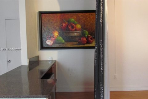 Снять в аренду квартиру в Майами-Бич, Флорида 36.23м2, № 1990575 - фото 3