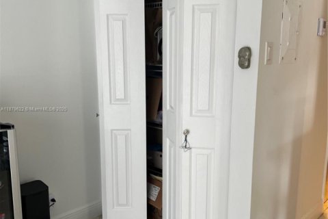 Condo in Miami, Florida, 1 bedroom № 1924617 - photo 14