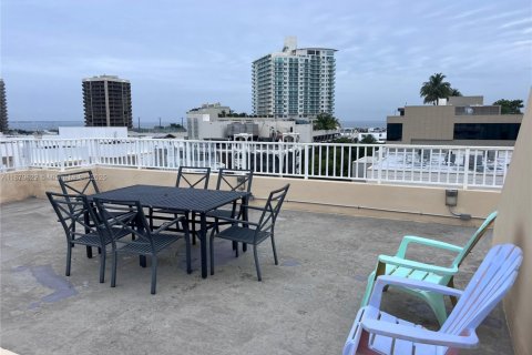 Condo in Miami, Florida, 1 bedroom № 1924617 - photo 22