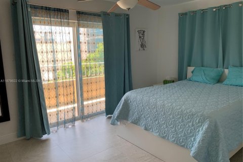 Condo in Miami, Florida, 1 bedroom № 1924617 - photo 11