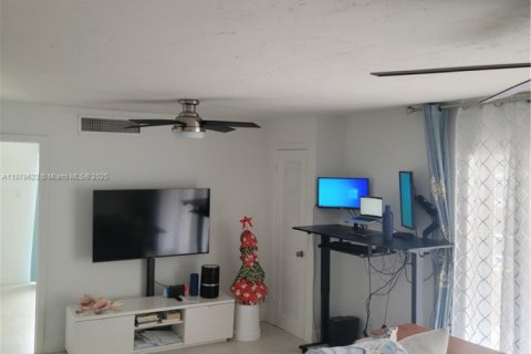 Condo in Miami, Florida, 1 bedroom № 1924617 - photo 3