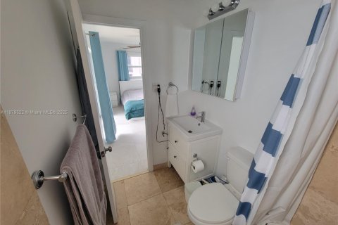 Condo in Miami, Florida, 1 bedroom № 1924617 - photo 17