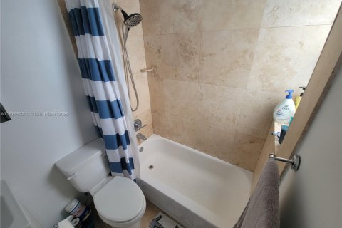 Condo in Miami, Florida, 1 bedroom № 1924617 - photo 16