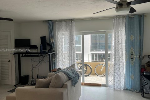 Condo in Miami, Florida, 1 bedroom № 1924617 - photo 5