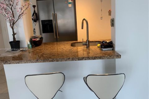 Condo in Miami, Florida, 1 bedroom № 1924617 - photo 10