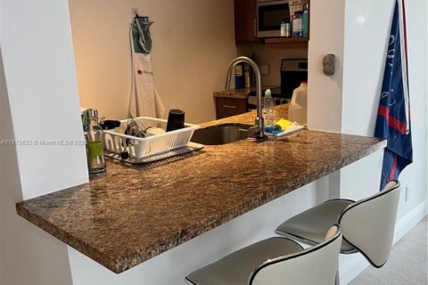 Condo in Miami, Florida, 1 bedroom № 1924617 - photo 8