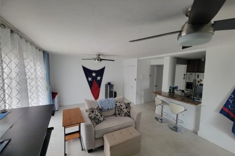Condo in Miami, Florida, 1 bedroom № 1924617 - photo 2