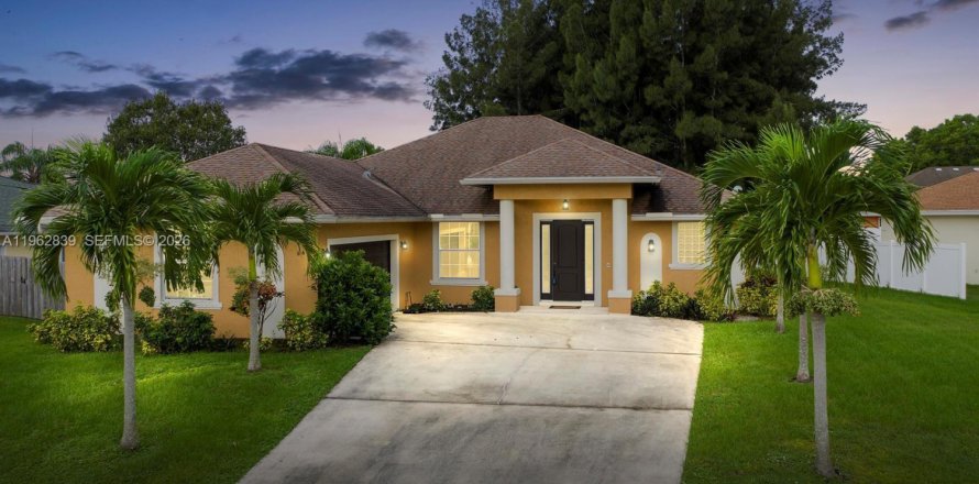 Villa ou maison à Port St. Lucie, Floride 4 chambres, 214.79 m2 № 2024159