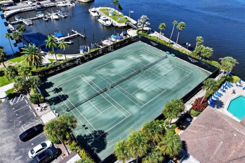 Condo in Sarasota, Florida, 2 bedrooms № 2314849 - photo 2