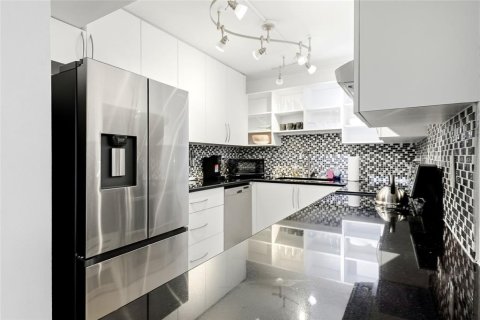 Condo in Sarasota, Florida, 2 bedrooms № 2314849 - photo 5