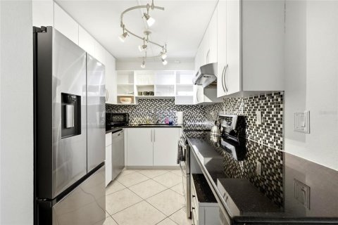 Condo in Sarasota, Florida, 2 bedrooms № 2314849 - photo 6