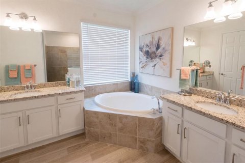 House in Punta Gorda, Florida 2 bedrooms, 174.1 sq.m. № 2355679 - photo 21