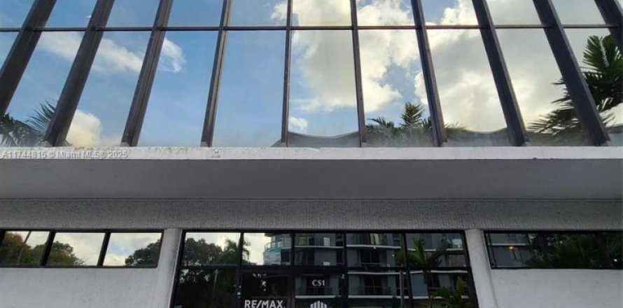 Commercial property in Miami, Florida № 1867595