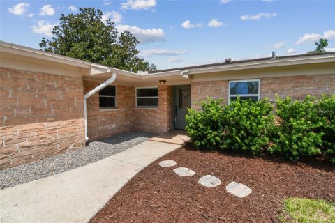 House in Brandon, Florida 3 bedrooms, 166.57 sq.m. № 1915646 - photo 3