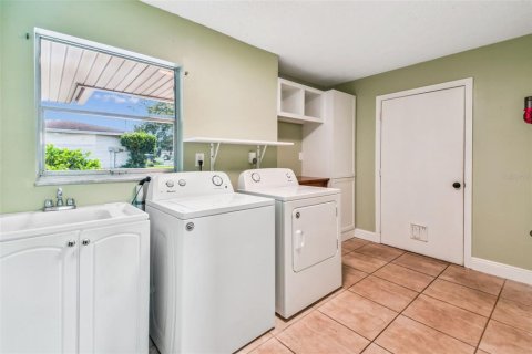 House in Brandon, Florida 3 bedrooms, 166.57 sq.m. № 1915646 - photo 20