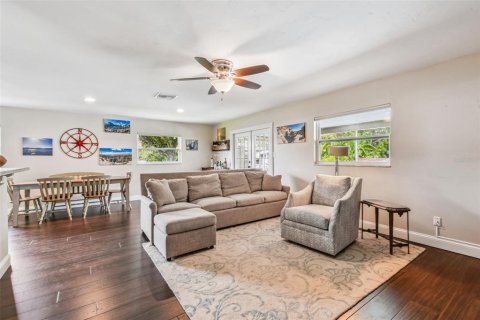 House in Brandon, Florida 3 bedrooms, 166.57 sq.m. № 1915646 - photo 9