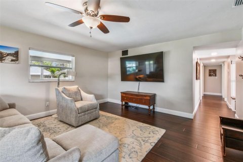 House in Brandon, Florida 3 bedrooms, 166.57 sq.m. № 1915646 - photo 11