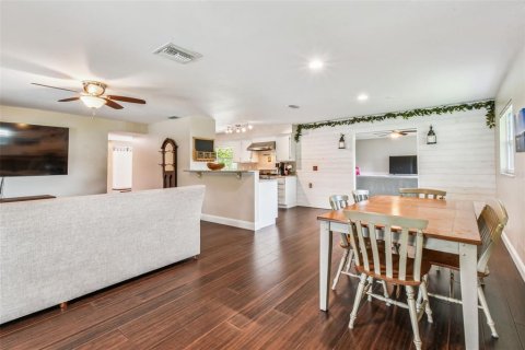 House in Brandon, Florida 3 bedrooms, 166.57 sq.m. № 1915646 - photo 8