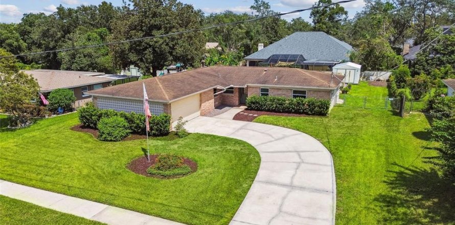 House in Brandon, Florida 3 bedrooms, 166.57 sq.m. № 1915646