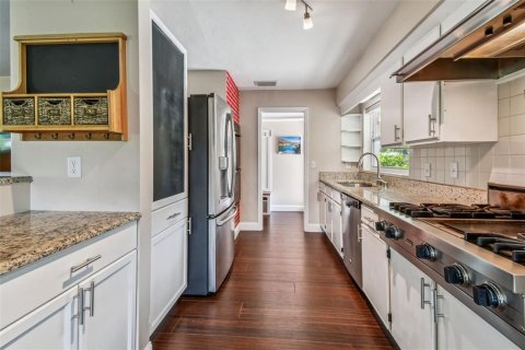 House in Brandon, Florida 3 bedrooms, 166.57 sq.m. № 1915646 - photo 6