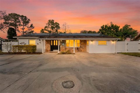 House in Tampa, Florida 3 bedrooms, 125.79 sq.m. № 2136176
