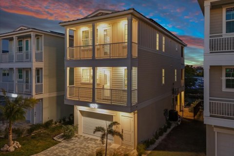 House in HUNTERS POINT in Cortez, Florida 4 bedrooms, 165.64 sq.m. № 2267133