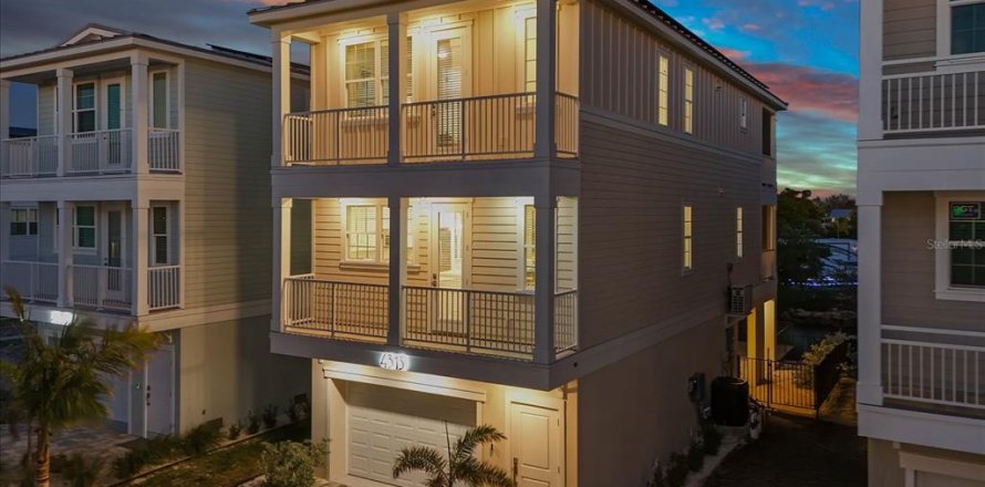 House in HUNTERS POINT in Cortez, Florida 4 bedrooms, 165.64 sq.m. № 2267133