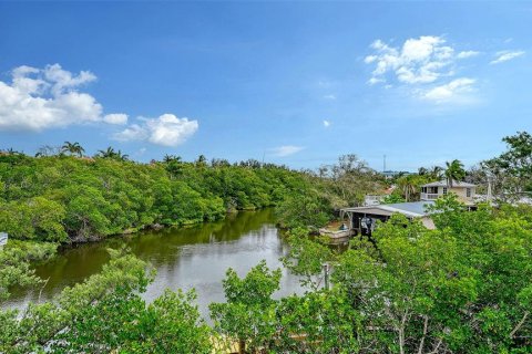 House in HUNTERS POINT in Cortez, Florida 4 bedrooms, 165.64 sq.m. № 2267133 - photo 2