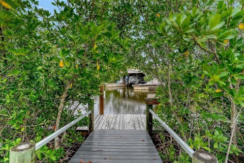 House in HUNTERS POINT in Cortez, Florida 4 bedrooms, 165.64 sq.m. № 2267133 - photo 4