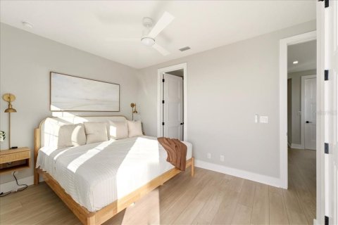 House in HUNTERS POINT in Cortez, Florida 4 bedrooms, 165.64 sq.m. № 2267133 - photo 9