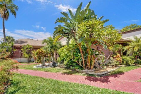 House in Hallandale Beach, Florida 3 bedrooms, 150.87 sq.m. № 1889415 - photo 26
