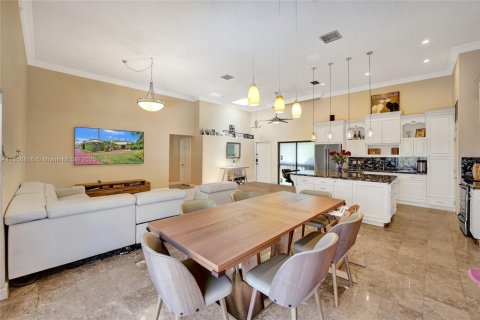 House in Hallandale Beach, Florida 3 bedrooms, 150.87 sq.m. № 1889415 - photo 15