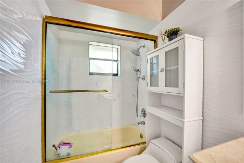 House in Hallandale Beach, Florida 3 bedrooms, 150.87 sq.m. № 1889415 - photo 18