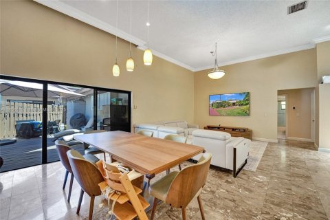 House in Hallandale Beach, Florida 3 bedrooms, 150.87 sq.m. № 1889415 - photo 11