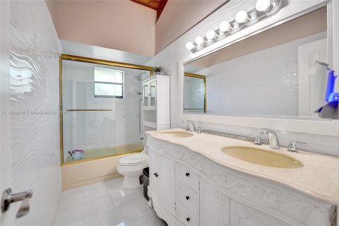 House in Hallandale Beach, Florida 3 bedrooms, 150.87 sq.m. № 1889415 - photo 17