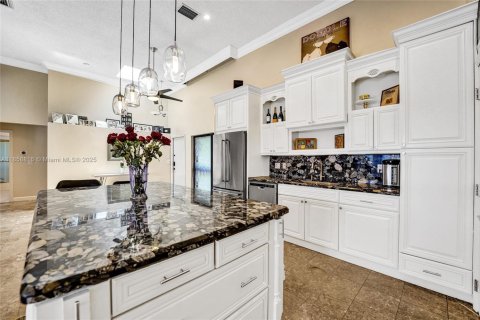 House in Hallandale Beach, Florida 3 bedrooms, 150.87 sq.m. № 1889415 - photo 7