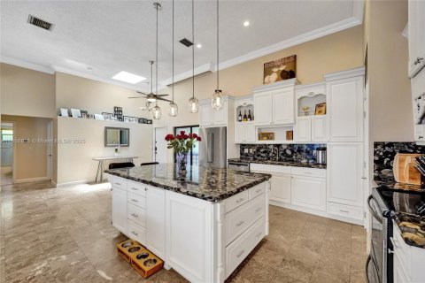 House in Hallandale Beach, Florida 3 bedrooms, 150.87 sq.m. № 1889415 - photo 6