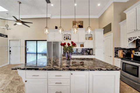 House in Hallandale Beach, Florida 3 bedrooms, 150.87 sq.m. № 1889415 - photo 5