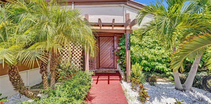 House in Hallandale Beach, Florida 3 bedrooms, 150.87 sq.m. № 1889415