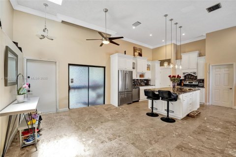 House in Hallandale Beach, Florida 3 bedrooms, 150.87 sq.m. № 1889415 - photo 4