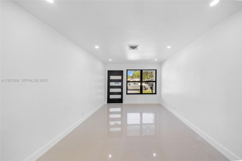 House in Hollywood, Florida 3 bedrooms, 105.17 sq.m. № 1993417 - photo 8