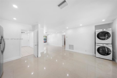 House in Hollywood, Florida 3 bedrooms, 105.17 sq.m. № 1993417 - photo 14